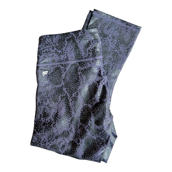Fabletics Printed Powerhold Cropped Leggings NWT Yoga Snakeskin Activewear - Picture 2 of 11